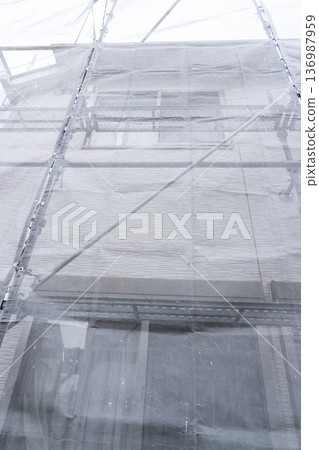 典型房屋範例:外牆維修現場已開始搭建鷹架 典型房屋範例:外牆維修現場已開始搭建鷹架 136987959