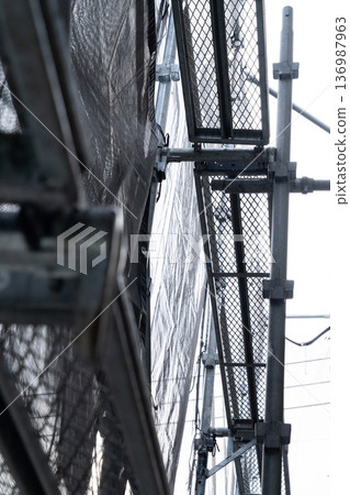 典型房屋範例:外牆維修現場已開始搭建鷹架 典型房屋範例:外牆維修現場已開始搭建鷹架 136987963