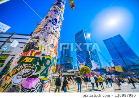 日本東京,2月21日。這裡的貼紙依然完好無損。澀谷的入境遊客絡繹不絕,其中大部分是外國人。 日本東京,2月21日。這裡的貼紙依然完好無損。澀谷的入境遊客絡繹不絕,其中大部分是外國人。 136987980