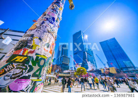 日本東京，2月21日。這裡的貼紙依然完好無損。澀谷的入境遊客絡繹不絕，其中大部分是外國人。 136987981