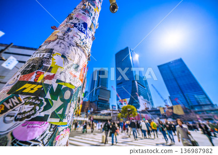 Tokyo cityscape, Japan, February 21st. The stickers here are still in good condition. Shibuya continues to see inbound tourism. Most of the tourists are foreigners. 136987982