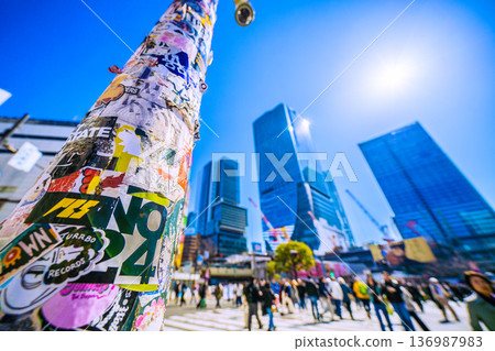 Tokyo cityscape, Japan, February 21st. The stickers here are still in good condition. Shibuya continues to see inbound tourism. Most of the tourists are foreigners. 136987983
