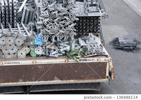 建築工人的車輛和鷹架材料正在準備搭建鷹架,用於外牆粉刷。 建築工人的車輛和鷹架材料正在準備搭建鷹架,用於外牆粉刷。 136988114