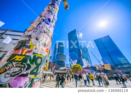 日本東京，2月21日。這裡的貼紙依然完好無損。澀谷的入境遊客絡繹不絕，其中大部分是外國人。 136988119