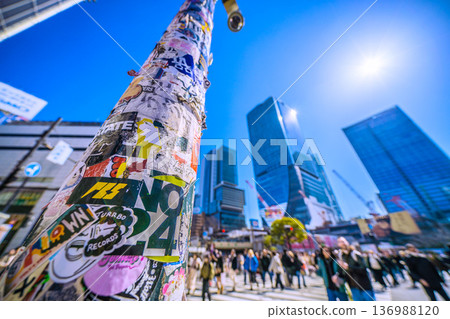日本東京,2月21日。這裡的貼紙依然完好無損。澀谷的入境遊客絡繹不絕,其中大部分是外國人。 日本東京,2月21日。這裡的貼紙依然完好無損。澀谷的入境遊客絡繹不絕,其中大部分是外國人。 136988120