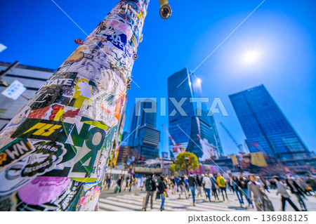 日本東京，2月21日。這裡的貼紙依然完好無損。澀谷的入境遊客絡繹不絕，其中大部分是外國人。 136988125