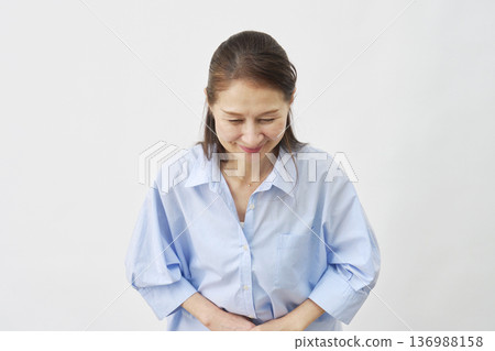 Elderly woman bowing on white background 136988158