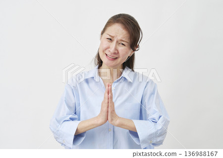 白色背景上的老婦人乞討 136988167
