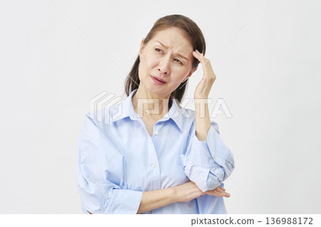 白色背景上的頭痛女子 136988172