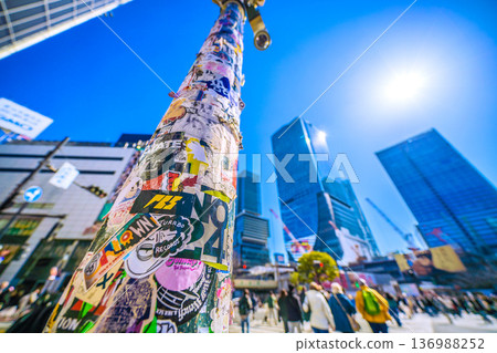 Tokyo cityscape, Japan, February 21st. The stickers here are still in good condition. Shibuya continues to see inbound tourism. Most of the tourists are foreigners. Tokyo cityscape, Japan, February 21st. The stickers here are still in good condition. Shibuya continues to see inbound tourism. Most of the tourists are foreigners. 136988252