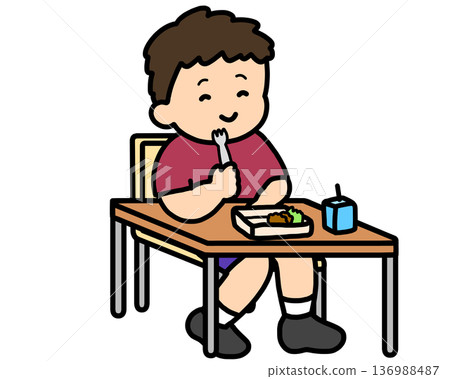 一名亞裔男孩在教室裡用叉子吃午餐。 一名亞裔男孩在教室裡用叉子吃午餐。 136988487