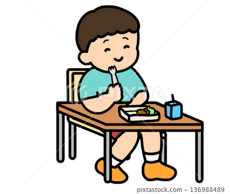 一名亞裔男孩在教室裡用叉子吃午餐。 一名亞裔男孩在教室裡用叉子吃午餐。 136988489