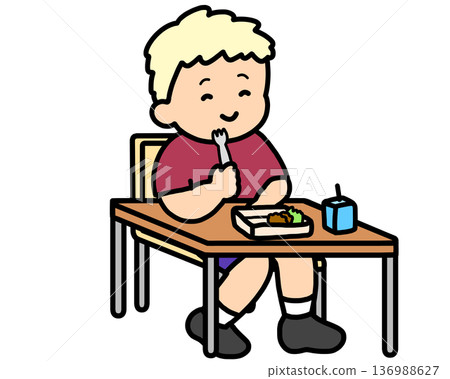 教室裡,一個金髮男孩用叉子吃午餐。 教室裡,一個金髮男孩用叉子吃午餐。 136988627