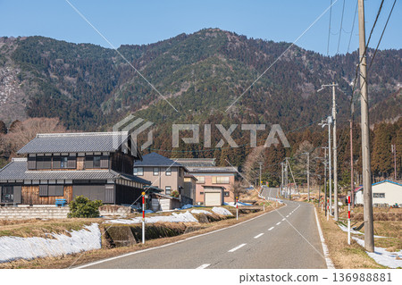 滋賀縣長濱市長原村,琵琶湖畔一個仍有積雪的山村 滋賀縣長濱市長原村,琵琶湖畔一個仍有積雪的山村 136988881