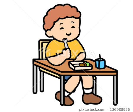 教室裡,一個棕髮男孩正用叉子吃午餐。 教室裡,一個棕髮男孩正用叉子吃午餐。 136988936