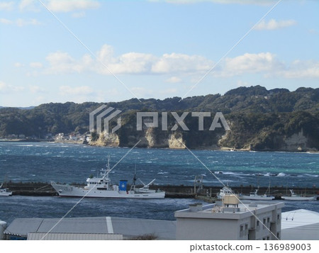 從千葉縣勝浦高處眺望大海和船隻 136989003