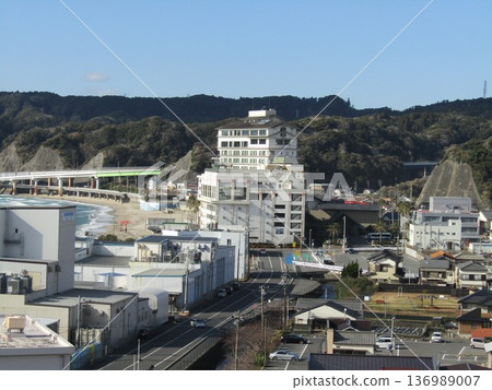 從千葉縣勝浦市的山上可以看到建築物和橋樑。 136989007