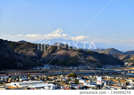 從靜岡縣伊豆之國市眺望富士山（靜岡縣伊豆之國市）[2026年2月] 136989250