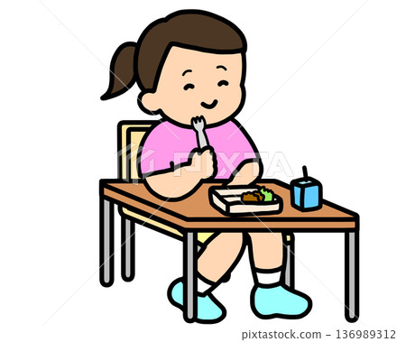 一位亞裔女孩在教室裡用叉子吃午餐。 136989312