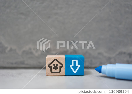 房地產價格下跌和房屋價值下降的畫面。 136989394