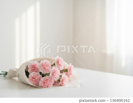 一束粉紅康乃馨,白色背景,自然光,留白,母親節禮物 一束粉紅康乃馨,白色背景,自然光,留白,母親節禮物 136990162