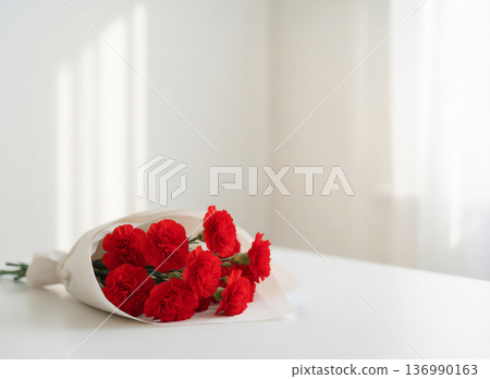 一束紅色康乃馨，白色背景，自然光，留白，母親節禮物 136990163