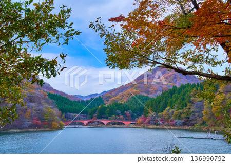 群馬縣安中市坂本水壩西岸的紅夢大橋秋景 136990792