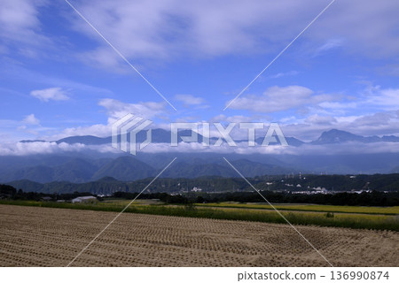 秋收時的鄉村景色 秋收時的鄉村景色 136990874