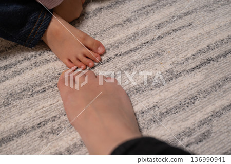 親子的腳 136990941