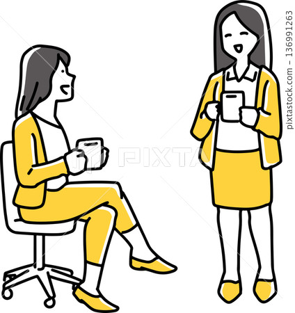 兩個女人一邊喝酒一邊聊天 136991263