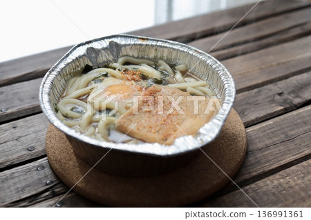 寒冷的冬天,用鋁鍋盛裝的即食鍋燒烏龍麵。 寒冷的冬天,用鋁鍋盛裝的即食鍋燒烏龍麵。 136991361