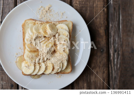 香蕉和大豆粉吐司配蜂蜜，有益腸道健康，用方形法式吐司麵包製作。 136991411