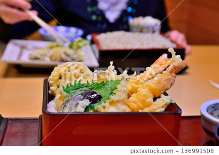 享用美味的天婦羅 136991508