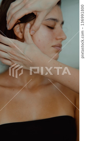 Therapeutic pressure and smooth movement on jawline for support Therapeutic pressure and smooth movement on jawline for support 136991800