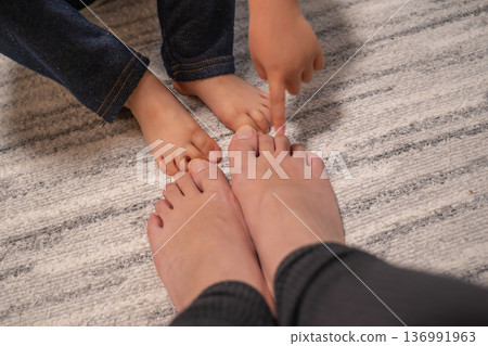 家長和孩子比較腳的大小 家長和孩子比較腳的大小 136991963