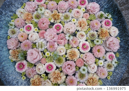 一個純白的花盆 一個純白的花盆 136991975