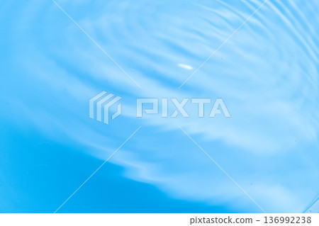 水面上美麗的漣漪 136992238