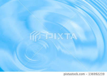 水面上美麗的漣漪 水面上美麗的漣漪 136992239