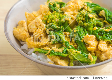 春之滋味:油菜花雞蛋飯 春之滋味:油菜花雞蛋飯 136992340