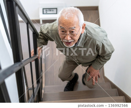 老年人爬樓梯時膝蓋疼痛 136992566