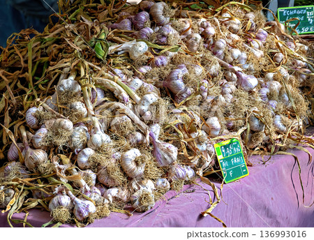 pile of fresh garlic 136993016