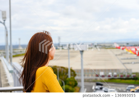 A woman looking to the future at the airport ■Photography cooperation: Kansai International Airport (KIX) A woman looking to the future at the airport ■Photography cooperation: Kansai International Airport (KIX) 136993055