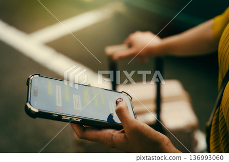移動中使用智慧型手機 ■拍攝合作:關西國際機場(KIX) 移動中使用智慧型手機 ■拍攝合作:關西國際機場(KIX) 136993060