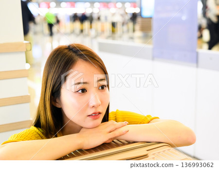 一位女士在機場候機 ■ 圖片由關西國際機場(KIX)提供 一位女士在機場候機 ■ 圖片由關西國際機場(KIX)提供 136993062