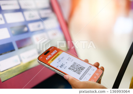 請出示您智慧型手機上的登機證。圖片由關西國際機場（KIX）提供。 136993064