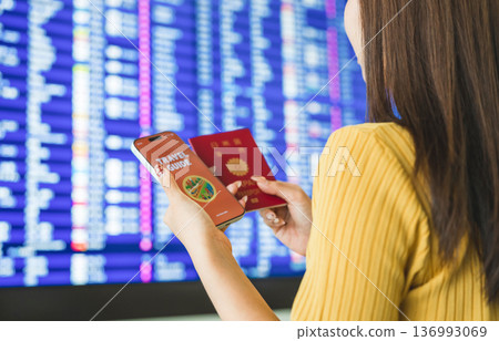 請檢查您的智慧型手機和護照。 ■拍攝合作：關西國際機場（KIX） 136993069