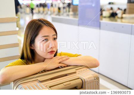 一位女士在機場拖著行李箱。照片由關西國際機場（KIX）提供。 136993073