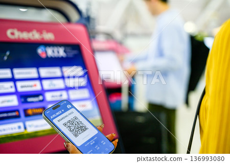 Check-in via smartphone ■Photography cooperation: Kansai International Airport (KIX) Check-in via smartphone ■Photography cooperation: Kansai International Airport (KIX) 136993080