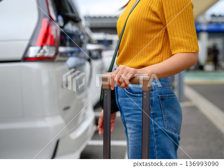 旅客的行李箱和汽車 ■攝影合作：關西國際機場（KIX） 136993090