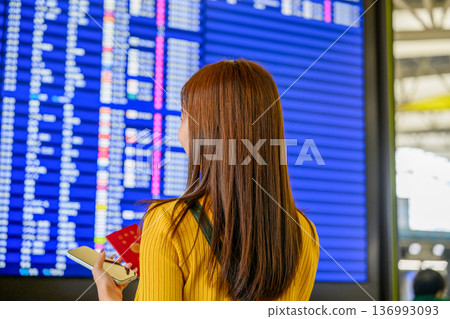 在機場查詢航班資訊 ■拍攝合作：關西國際機場（KIX） 136993093